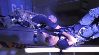 - I've got you!
- Get up there and arm that damn bomb! - Stargate SG-1