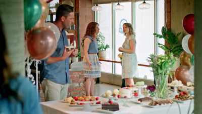 I've heard he's never even let
a critic step foot
into his restaurant, - Two Chefs and a Wedding Cake