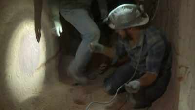 I've just drilled into the floor - Outback Opal Hunters