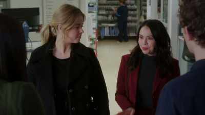 I've never really been a joiner,
so the whole posse thing's - Pretty Little Liars: The Perfectionists