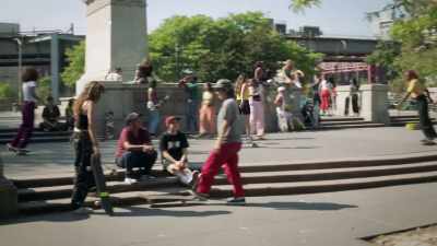 I've never seen this many girls
on skateboards - Betty