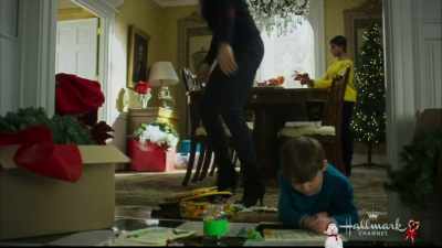 I've only got 10 days
to decorate it. - Christmas Wishes & Mistletoe Kisses