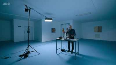 I've taken the back off
this old TV set, - Secrets of Size: Atoms to Supergalaxies