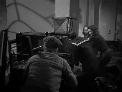 - Ivy, give me your rifle.
- I've only two rounds left. - Went the Day Well?