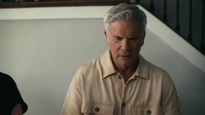 - [Izzy] Dad, what's wrong?
- My password doesn't work. - Stepmom from Hell