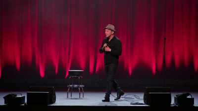 Ja sam iz... dan gej ponosa, da? - Rob Schneider: Woke Up in America