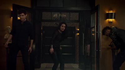 Jace?
He's doing it on purpose. - Shadowhunters