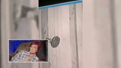[Jack] Door shut,
and doorknob moved. - The Osbournes Want to Believe