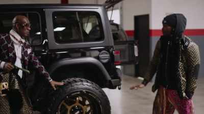 -Jacket go with this car.
-Yes, absolutely. - Skrrt with Offset