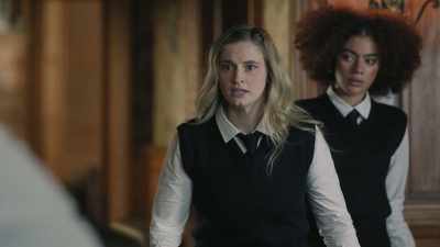 Jacqueline...
Please, put the knife down. - The Boarding School Murders