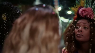Jag vet att du kan höra mig. Hallå? - A New Diva's Christmas Carol