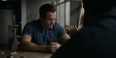 - James, come on. It's me.
- [sighs] - Black Bird