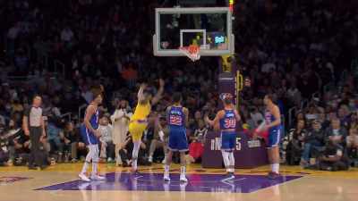 James sees an opening.
Drives inside and the flush. - Stephen Curry: Underrated
