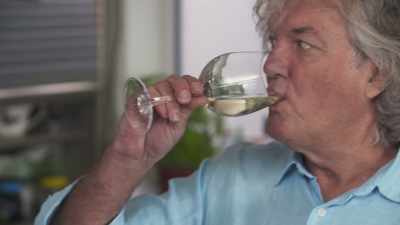 [James]
White plate, white wine.
Let's start again. - James May: Oh Cook!