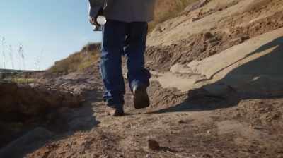 Jared: THERE'S A BIG CHUNK
OF SOMETHING POSSIBLY DOWN HERE. - Dino Hunters