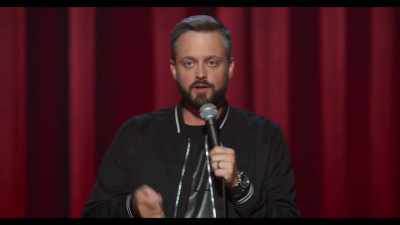 J'arrive au comptoir :
"Un café glacé avec de la crème." - Nate Bargatze: The Tennessee Kid