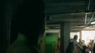 Jase, the door!
They're not here. Jase! - Crossfire
