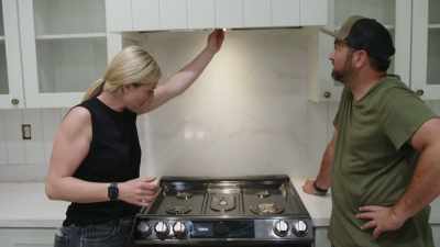 [Jasmine]
Now, the appliances fit in. - Help! I Wrecked My House