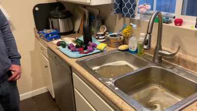 [Jasmine] Oh, my gosh.
[screams] - Help! I Wrecked My House