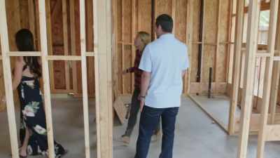 [Jasmine] This is
a nice, big closet. - Help! I Wrecked My House