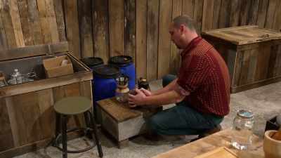 [jason] I'm going
to infuse a little
vanilla bean - Moonshiners: Master Distiller