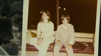 J'avais 13-14 ans
et mon frère avait 12-13 ans. - The Mysterious Mr. Lagerfeld
