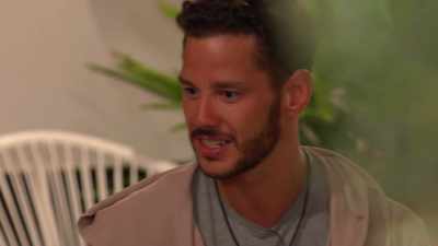 JAVI: Scott ends up
calling it quits with Zara. - Love Island