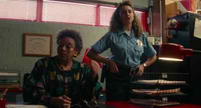 Jax, put the weapon down. - Lisa Frankenstein