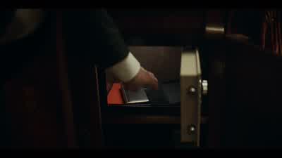 Je mets le collier au coffre. - Lupin