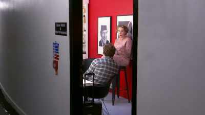 Je savais que les gens
parlaient de ce baiser, - Backstage with Katherine Ryan