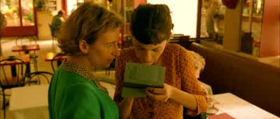 - Je vais vous débarrasser. - Amélie