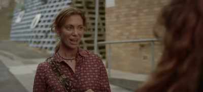 - Jean?
- Uh, no, I can't go into pubs. - Frayed