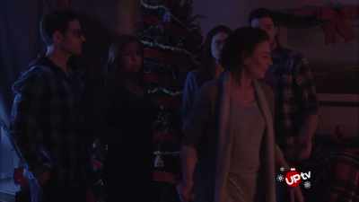 - Jeg henter mere brænde.
- God idé. - Christmas Wedding Runaway