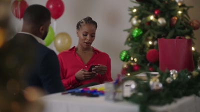 - Jeg skal mødes med Lacey.
- Okay. - A Christmas Fumble