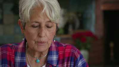 Jego twarz była przyklejona do mojej - Joan Baez: I Am a Noise