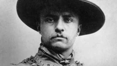 Jenkinson: He hires a local
guide, Joe Ferris, - The American Buffalo