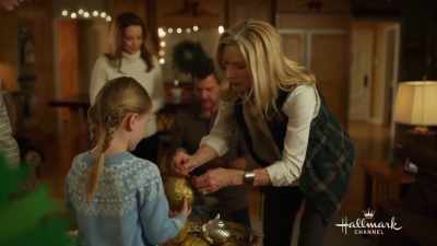 JENNIFER: Every year,
we decorate the tree, - Sister Swap: A Hometown Holiday
