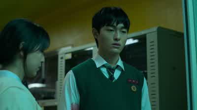 저기 어디 있을 건데  응 - All of Us Are Dead