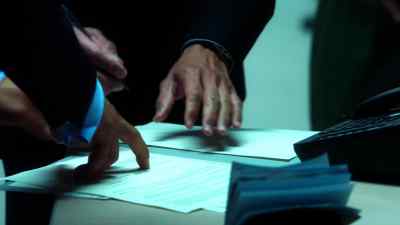 JEONG:
Right there. Sign for prisoner. - Nikita
