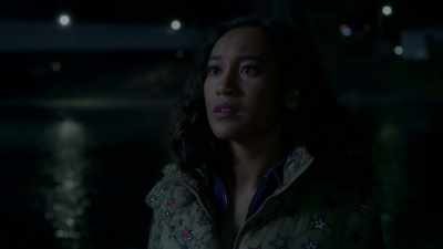 - Jeremy, what's going on?
- Get in the car. - Pretty Little Liars: The Perfectionists