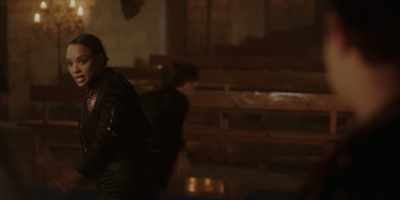 - Jesse, Lissa, get out.
- Eddie, you take far guard. - Vampire Academy