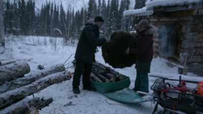 JESSI: He'’s still got
some cornmeal that needs - Life Below Zero: Next Generation
