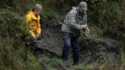 JESSI: The fish is gonna
take that turn into the eddy, - Life Below Zero: Next Generation