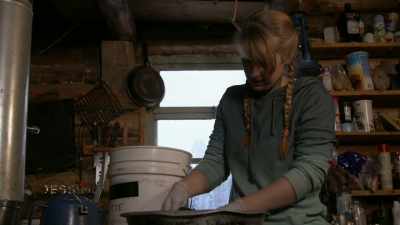 JESSI: This guy is gonna have
to sit in here overnight. - Life Below Zero: Next Generation