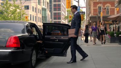 - Jessica, what are you doing here?
- Get in. - Suits
