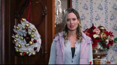 Jessica's replacement's
coming to practice with you. - Christmas at the Palace
