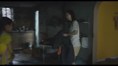 지금은 어쩔 수 없으니까 일단 입고 나중에 돌려드리자 다들 옥상으로 대피했을 거야 할아버지도 거기 계실 테니까 너무 걱정하지 마 응? - The Great Flood