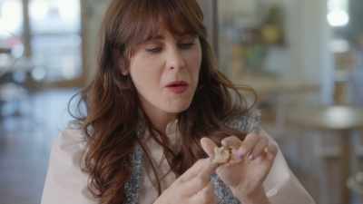 - [Jillian] Uh-huh.
- Chewy, crunchy
and custardy. - What Am I Eating? With Zooey Deschanel