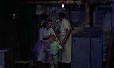 Jim, here's a rifle. - The Blob