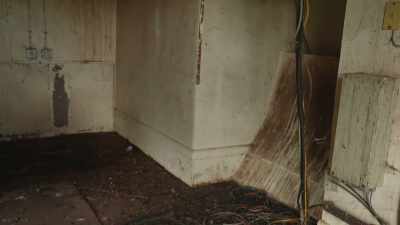 [Jim Meigs] When you get
inside, you can see that it'd
been stripped pretty bare. - Mysteries of the Abandoned